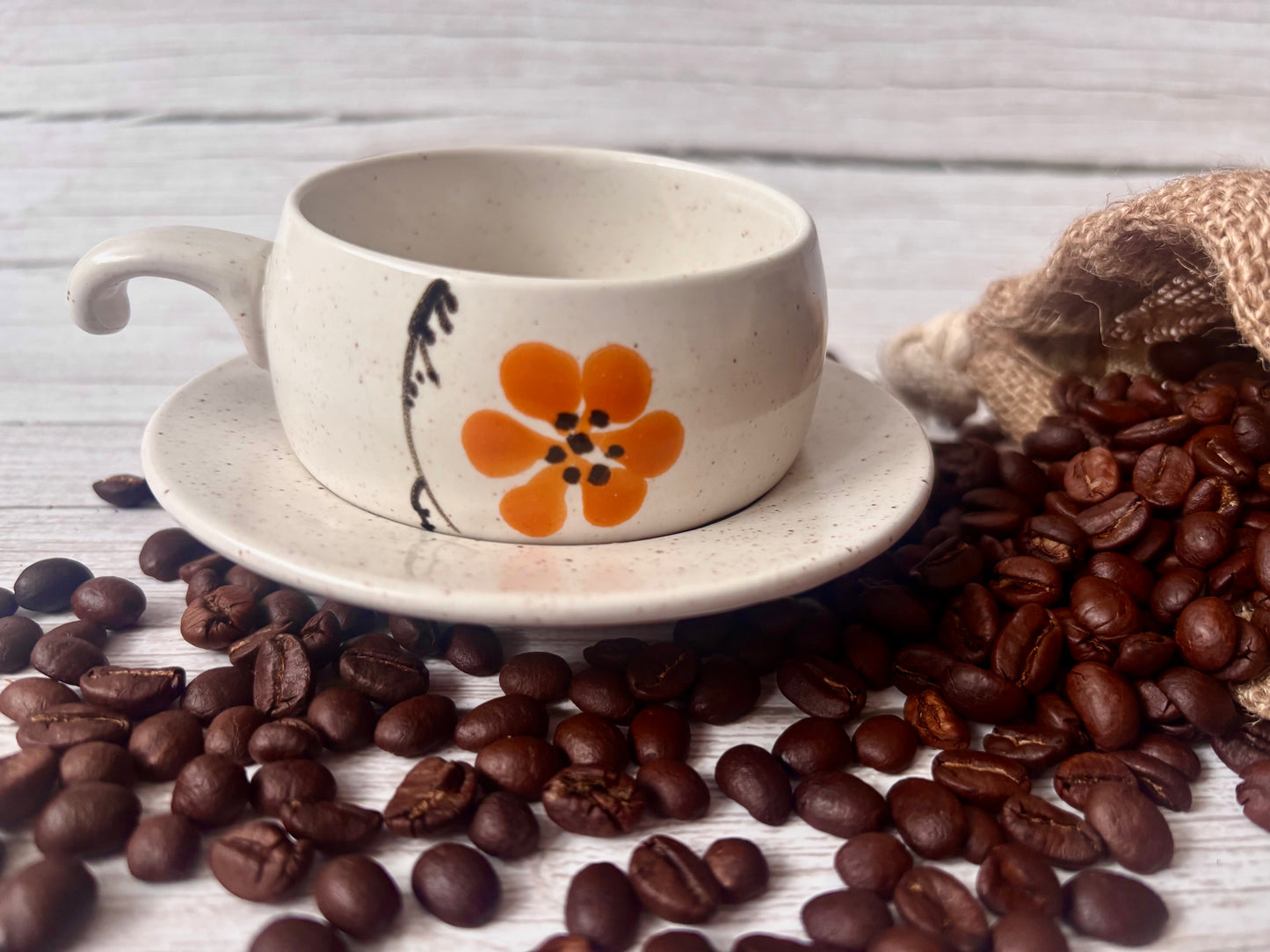 Weißer Phin- Kaffeefilter und passende Tasse aus Keramik mit einem Gemälde vietnamesischer Frauen in Ao dai