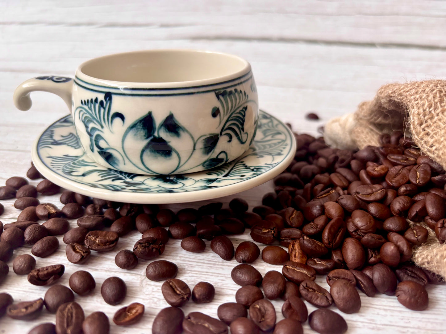 GESCHENKSET- Kaffeebohnen und Phin Set mit Kaffeefilter und passender Tasse aus Keramik in Lotus- Blumenmuster