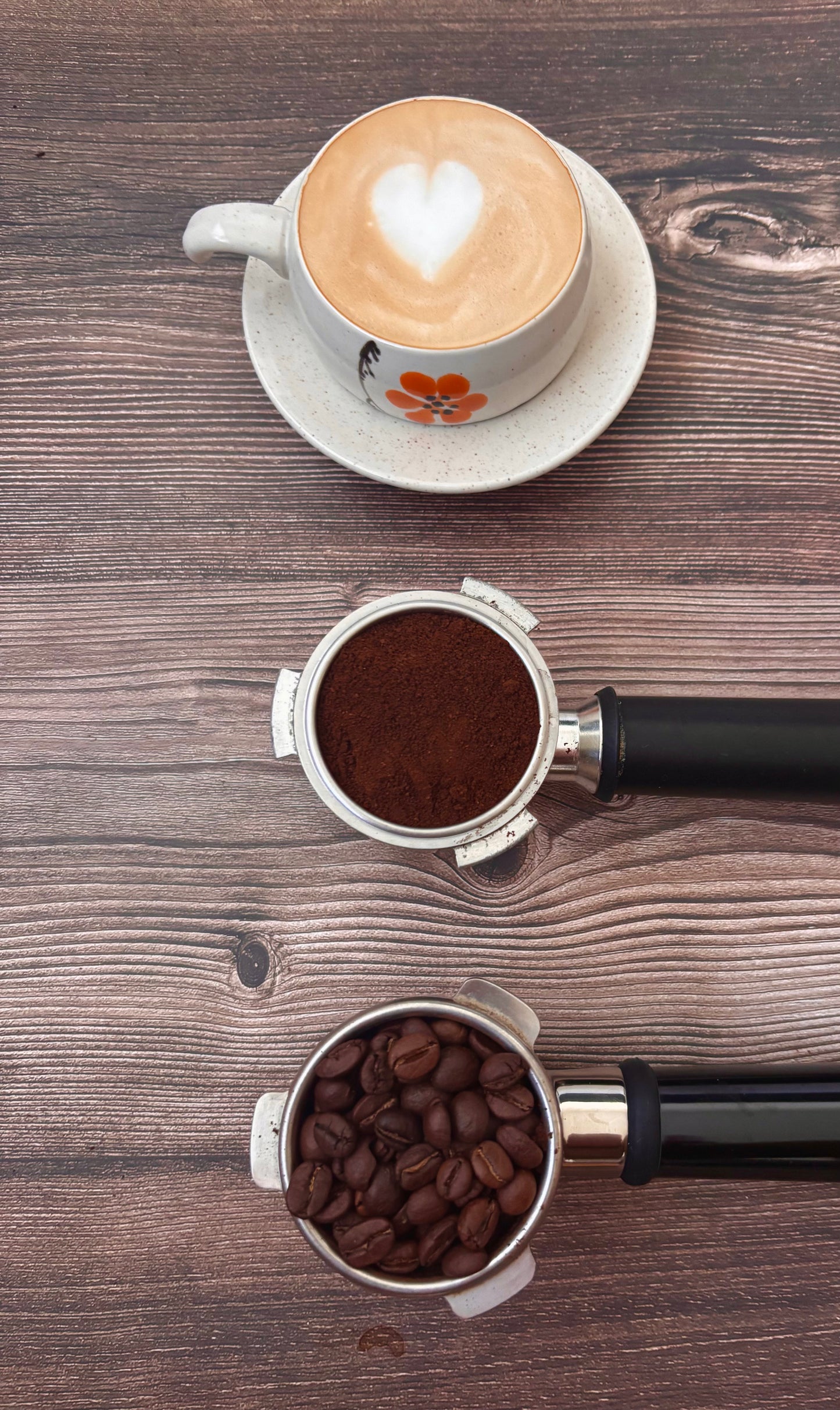 Weißer Phin- Kaffeefilter und passende Tasse aus Keramik mit einem Gemälde vietnamesischer Frauen in Ao dai