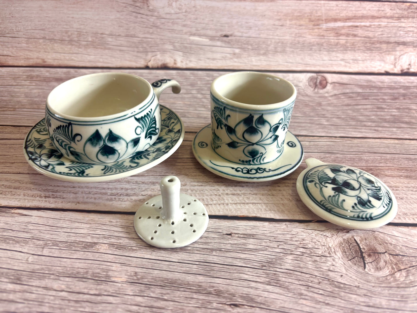 GESCHENKSET- Kaffeebohnen und Phin Set mit Kaffeefilter und passender Tasse aus Keramik in Lotus- Blumenmuster