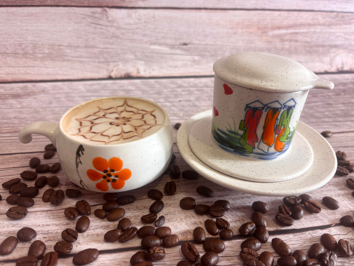 Weißer Phin- Kaffeefilter und passende Tasse aus Keramik mit einem Gemälde vietnamesischer Frauen in Ao dai