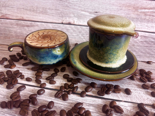 Grüner Phin- Kaffeefilter und passende Tasse aus Keramik