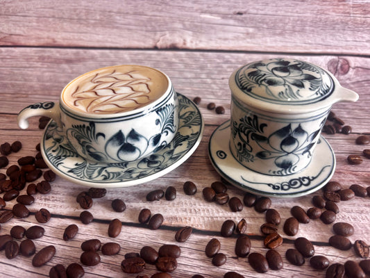 Phin- Kaffeefilter und passende Tasse aus Keramik in Lotus- Blumenmuster