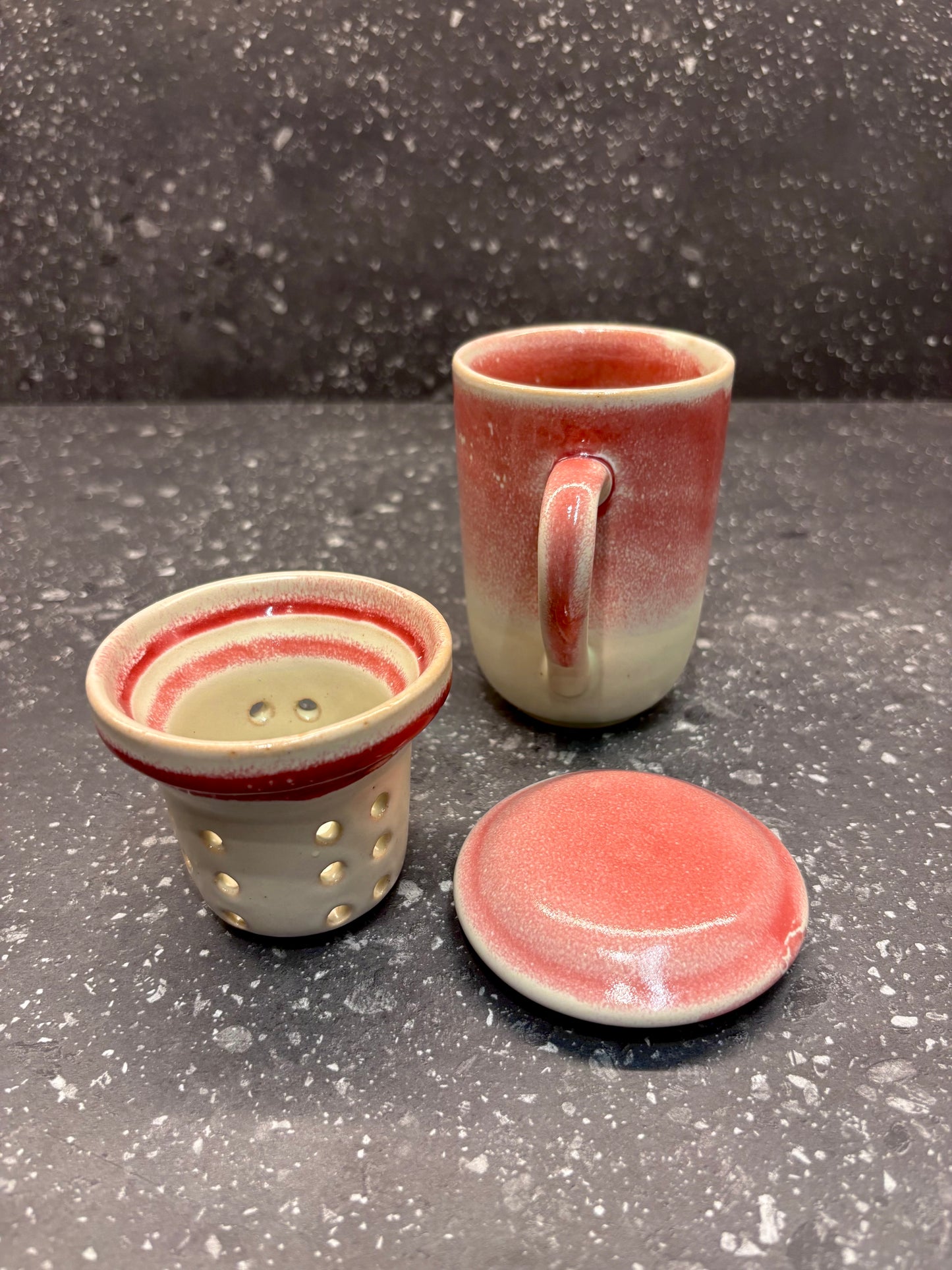 Handgefertigtes Teetassen-Set mit Teesieb und Deckel – Keramik in warmen Rosétönen