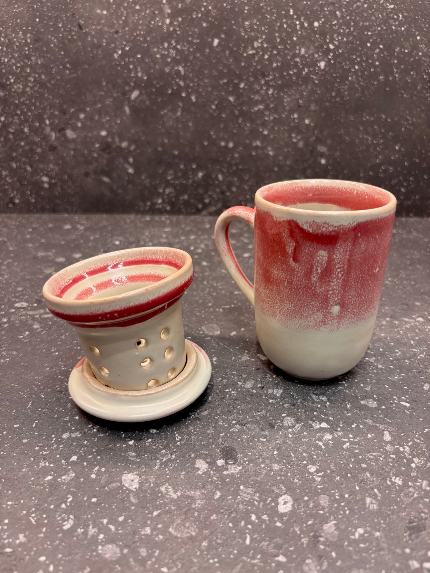 Handgefertigtes Teetassen-Set mit Teesieb und Deckel – Keramik in warmen Rosétönen