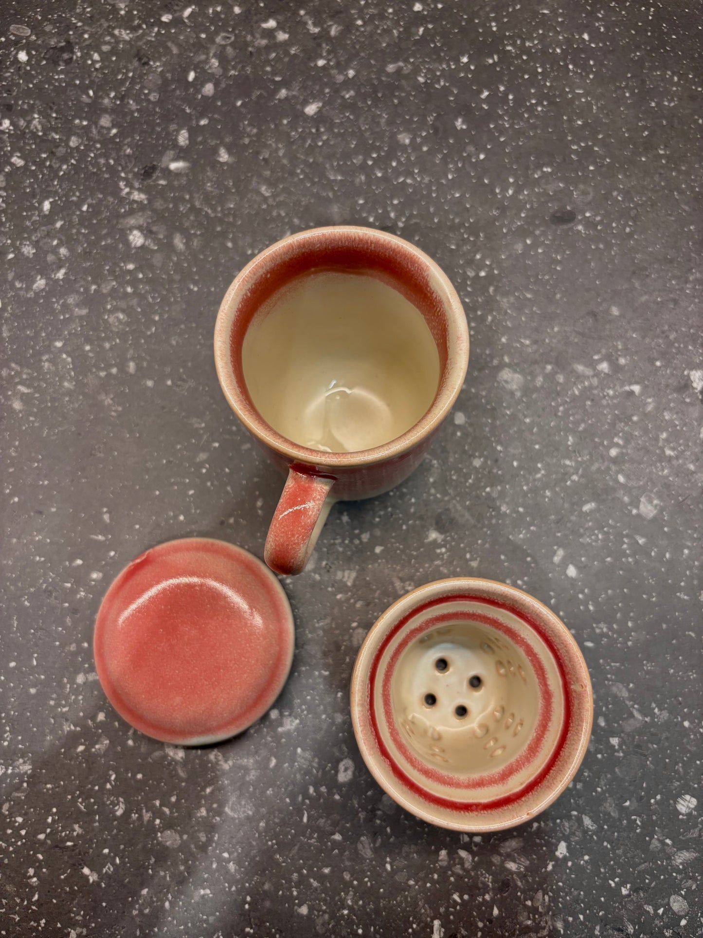 Handgefertigtes Teetassen-Set mit Teesieb und Deckel – Keramik in warmen Rosétönen